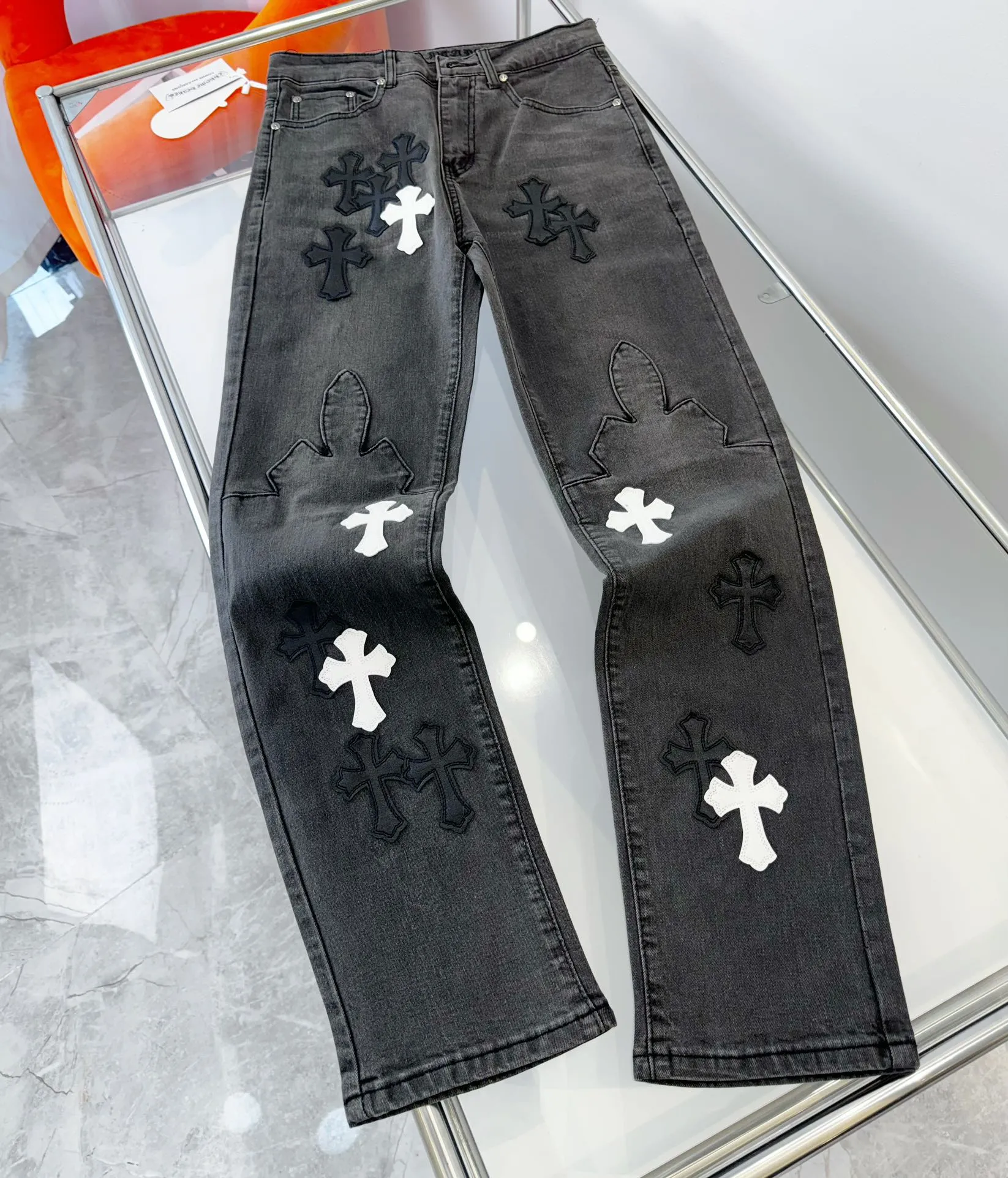 🅿️290 Chroe Hets CHChroe Hets NEW Flame Washed Gray Leather Jeans Ceiling-Level Jeans A pair is hard to find at the counter‼ ️ About Zangyin ✅ This is an extremely luxurious fashion brand that can also be called the aristocracy of the high street. It has always been an exclusive brand for some hipsters or the rich second generation. The color of this model is already very eye-catching by using a unique washed material. It is decorated with pink patchwork cross flowers, which cleverly highlights the charm of the brand. Secondly, this model adopts a classic high-waist cut design, which highlights the long legs and fashionable temperament of the upper body. The brand is highly recognizable and the slim-fitting configuration is more suitable for daily wear. The personality will be fashionable and the specifications can be seen at a glance. Materials and technology ✅ Needless to say, this point goes without saying. As an excellent craftsman brand, Zangyin's requirements for details and craftsmanship are really perfect. The washed color of this model has gone through a lot of processes, not to mention the embellishment of the denim appliqués. It is also purely handmade and sewn. Just like what they believe in, only handmade things have soul and have the meaning of wearing. A top-notch heavy-duty fashionable denim item, recommended by both hands‼ ️Size# 28 30 32 34 36